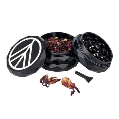 Norddampf Grinder 4-teilig in der Anwendung beim Zerkleinern von Kräutern