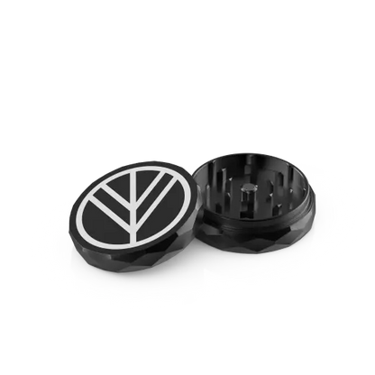 Geöffneter Norddampf Grinder 2-teilig in Schwarz mit Magnetdeckel und scharfen Mahlzähnen