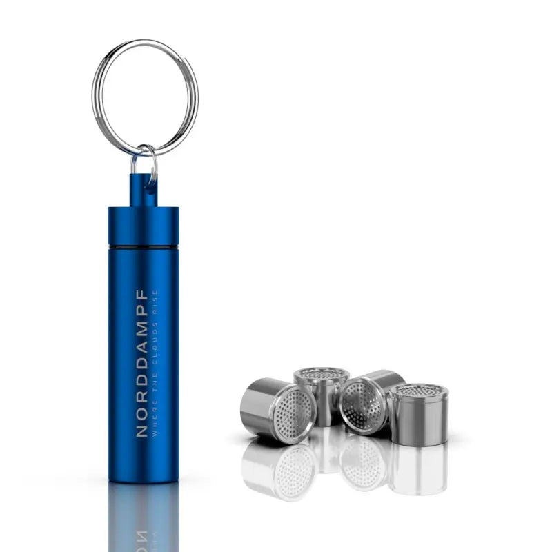 Norddampf Relict Capsule Caddy in Blau mit 4 Edelstahl-Dosierkapseln in der Frontansicht