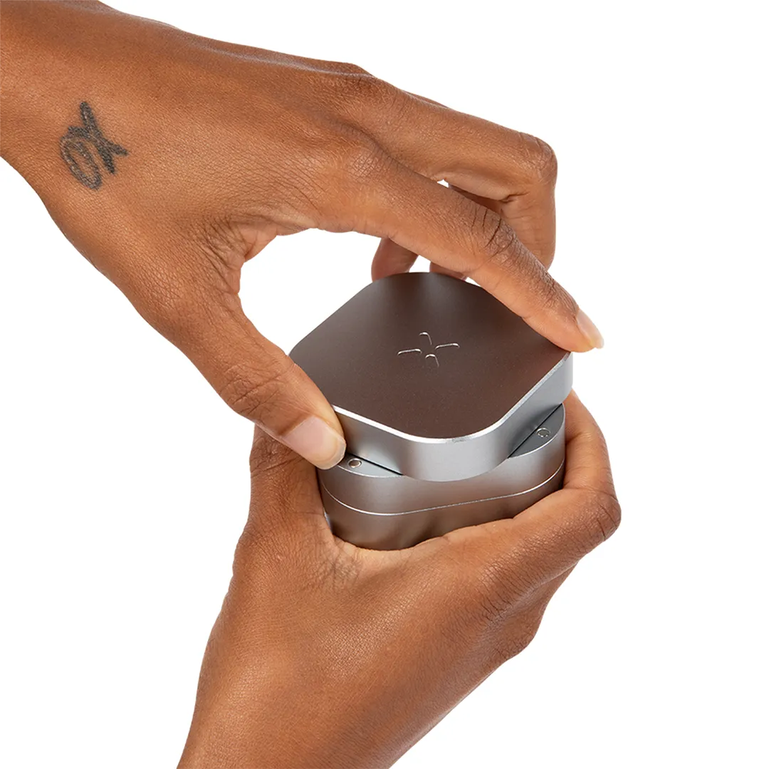 PAX Vaporizer Zubehör Grinder silber anwendung
